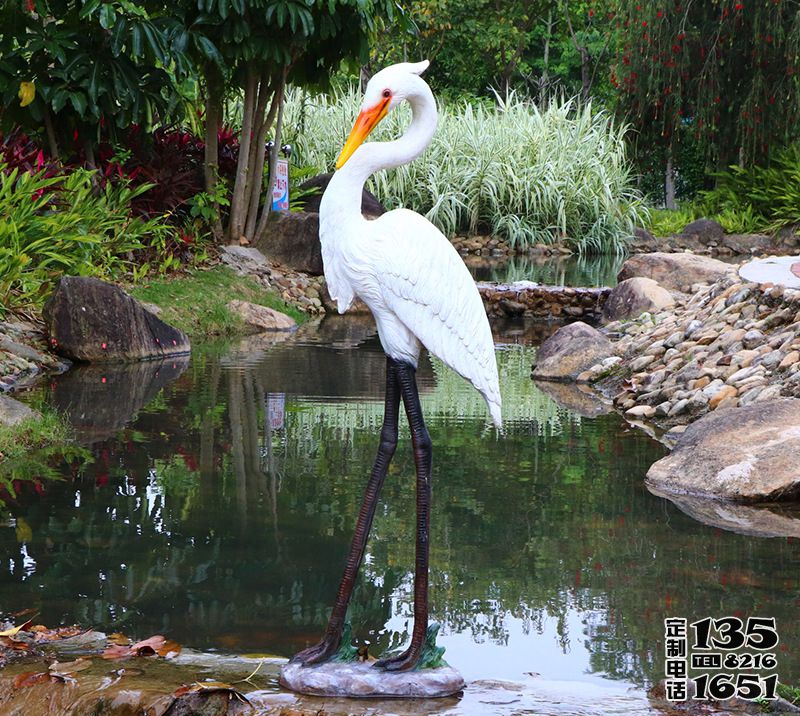 玻璃鋼仿真創(chuàng)意站在池塘邊上的大長(zhǎng)腿仙鶴雕塑