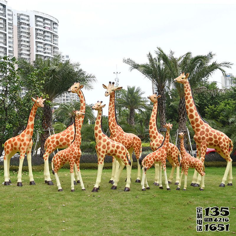 公園草坪玻璃鋼彩繪仿真動(dòng)物園林景觀長頸鹿雕塑